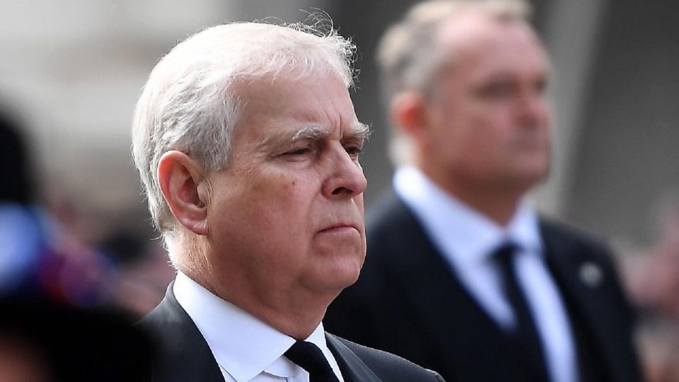 Quién es el príncipe Andrés que renunció a sus títulos reales tras acusaciones