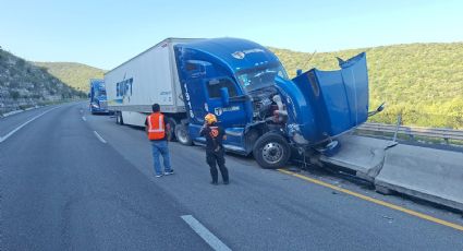 Tráiler se estrella sobre la Autopista Monterrey-Laredo