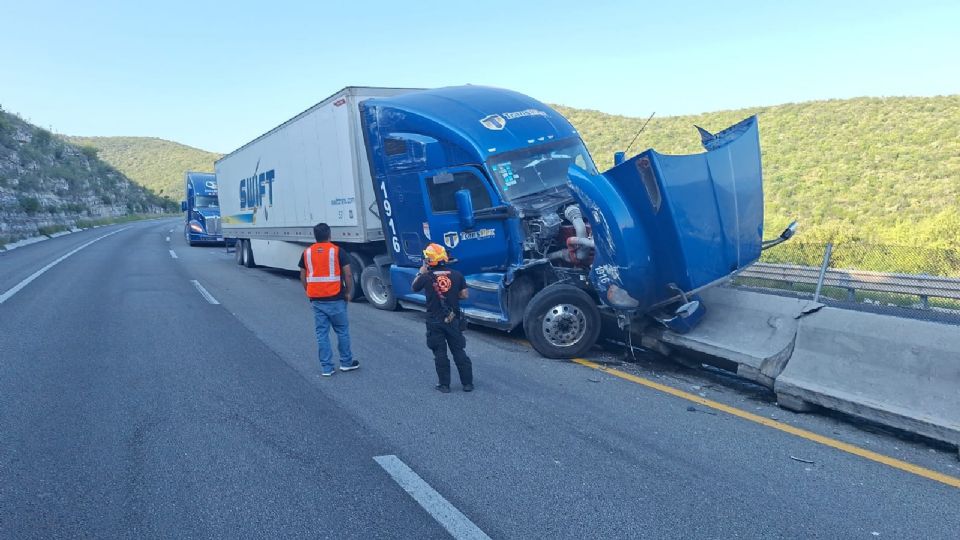 Elementos de Protección Civil Nuevo León acudieron al choque.