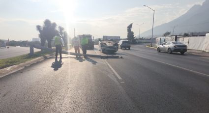 Pierden el control y vuelcan en Monterrey: así fue el accidente en Cumbres Allegro