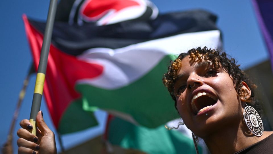 Una persona protesta por la liberación de la Flotilla Global Sumud, que se dirigía a Gaza con ayuda humanitaria, este jueves en Brasilia.