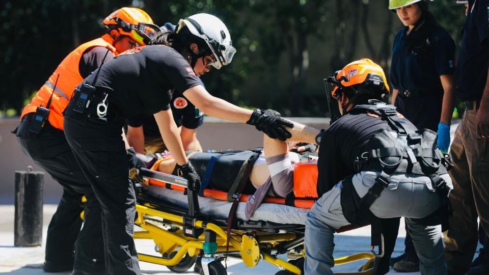 Helicóptero de Protección Civil Nuevo León participa en el rescate de ciclista desbarrancado en el Parque Ecológico Chipinque.