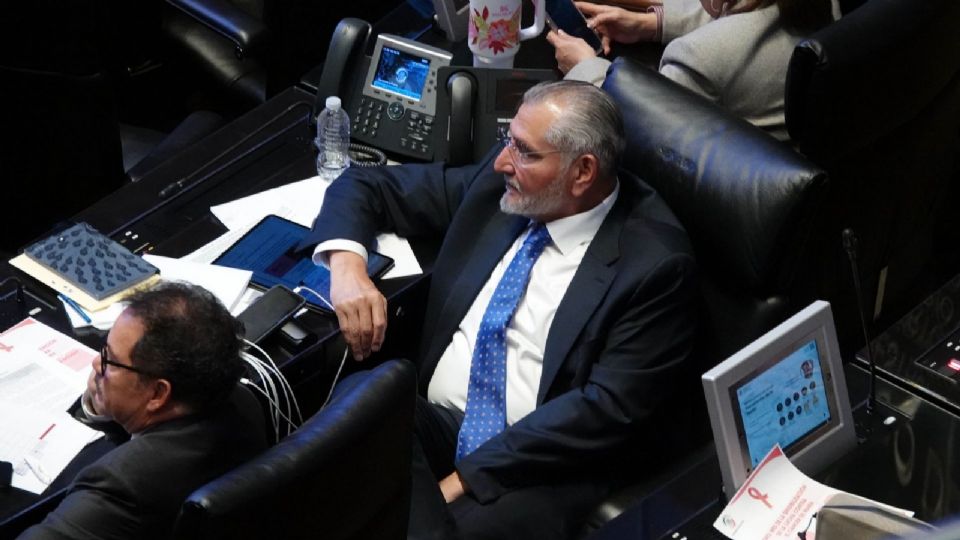 Adán Augusto López, coordinador morenista, durante la sesión del Senado de la República en la que se discute el proyecto de decreto para reformar y adicionar disposiciones a la Ley de amparo.