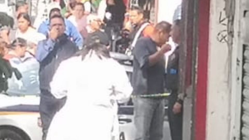 Policias arribaron al lugar del crimen, donde una mujer de aproximadamente 30 años fue baleada.