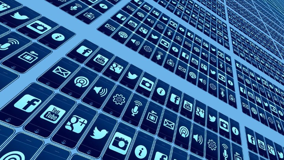 ¿Tienes fotos sin publicar? Facebook ahora las convierte en contenido con ayuda de la IA.