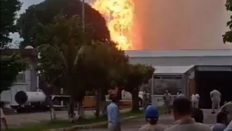 Reportan explosión en el complejo de gas Cactus en Chiapas.