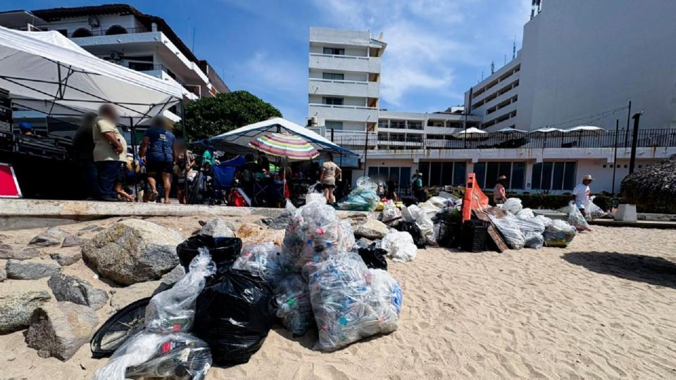 Sacan toneladas de basura de Puerto Vallarta.