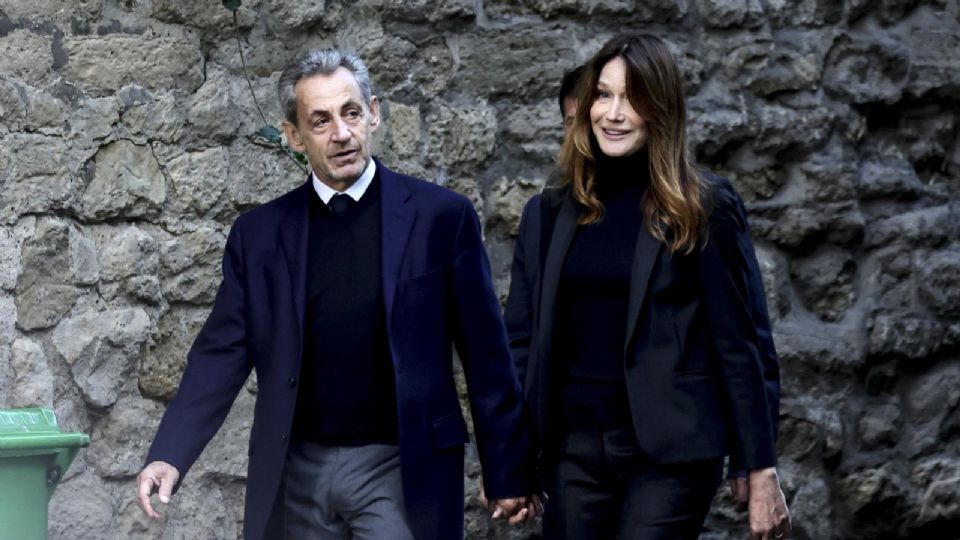 El expresidente francés Nicolas Sarkozy, junto a su esposa Carla Bruni, antes de entrar este martes.