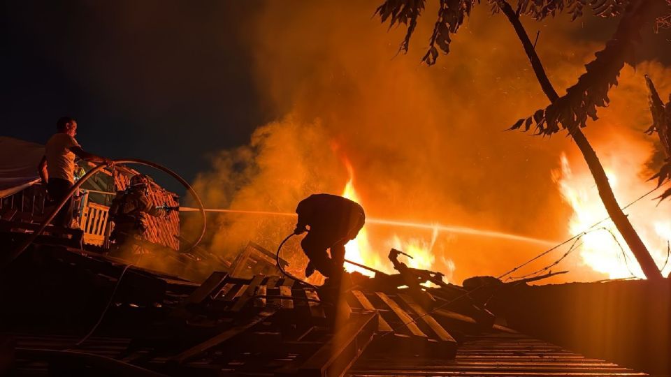 Elementos de Protección Civil y Bomberos de Nuevo León sofocaron un incendio en tejabanes de la Colonia Industrial, en Monterrey.