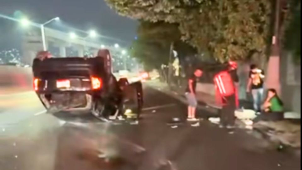 Elementos de Protección Civil y Cruz Roja atendieron a dos personas lesionadas tras la volcadura de una camioneta Ford Edge en la Avenida Constitución, en Monterrey.