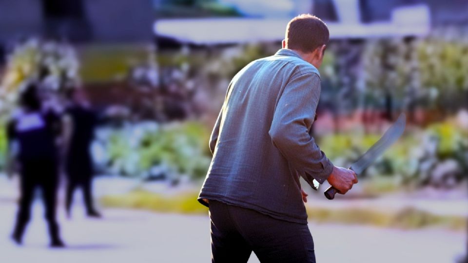Hombre ataca con machete a un policía en Puebla y termina abatido por agentes municipales.