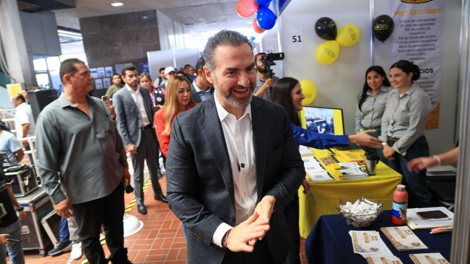El alcalde Adrián de la Garza inauguró la Feria del Empleo 2025 en Monterrey, donde más de 300 empresas ofertan 10 mil vacantes para todos los sectores de la población.