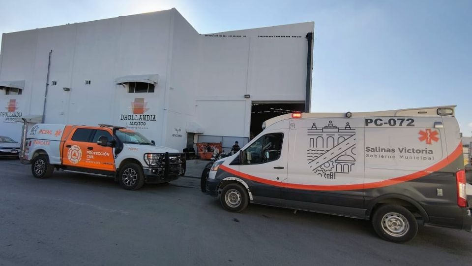 Equipo de Protección Civil y Policía Municipal interviene tras accidente en Salinas Victoria.