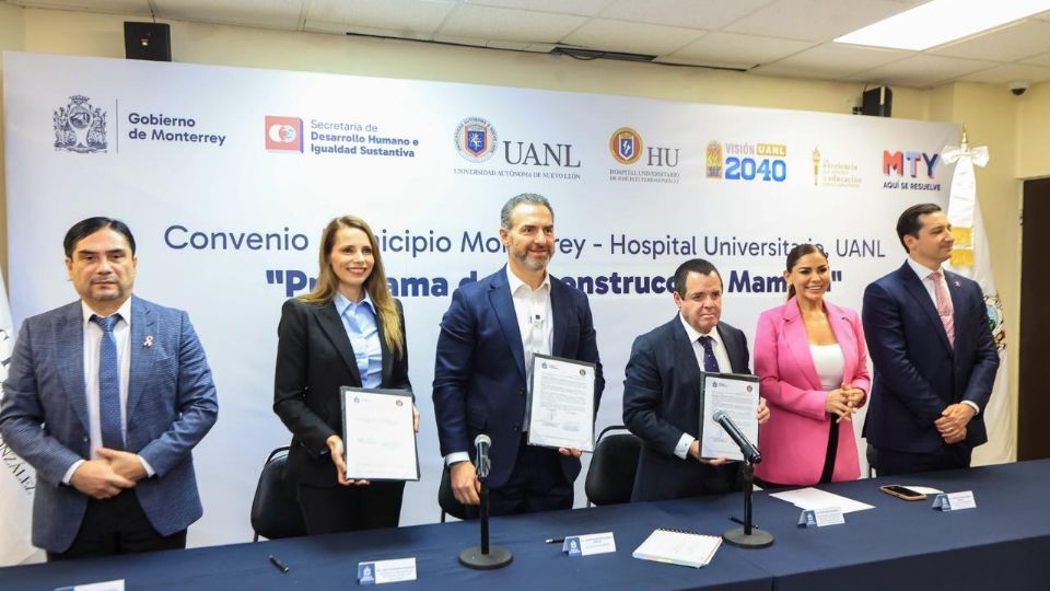 El alcalde Adrián de la Garza y su esposa Gaby Oyervides firmaron un convenio con el Hospital Universitario para ofrecer reconstrucción mamaria gratuita a mujeres que vencieron el cáncer de mama.