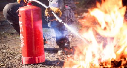 Bomberos extinguen incendio que consumó una vagoneta de transporte público