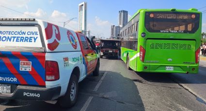 Camión con 31 pasajeros choca con auto en Monterrey; una persona resulta lesionada