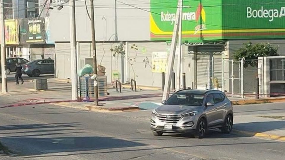 Autoridades acordonaron el estacionamiento de Bodega Aurrerá en Santa Catarina tras el ataque armado que cobró la vida de la conductora de una camioneta.