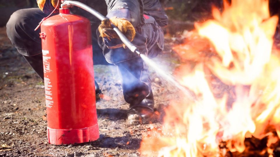 Durante las maniobras para extinguir el fuego, policías de la Secretaría de Seguridad Ciudadana resguardaron el lugar.