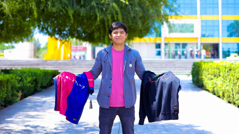 David Saldaña Palomares, egresado de la UANL, diseñó el logo de Coldplay que llegó hasta la playera del Barcelona durante el clásico ante el Real Madrid en octubre de 2024.