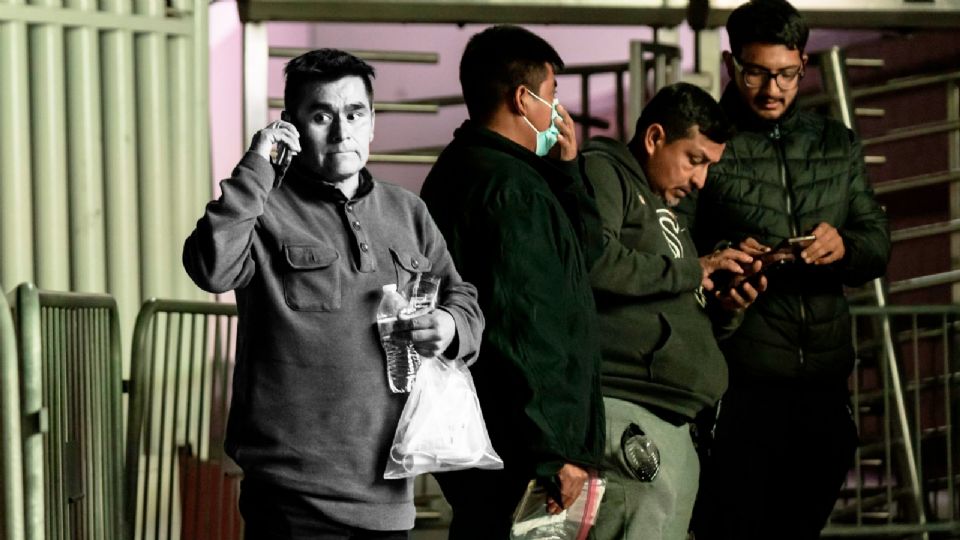 Los residentes enfrentan largos tiempos de espera al cruzar la frontera, con reportes de hasta cuatro horas.