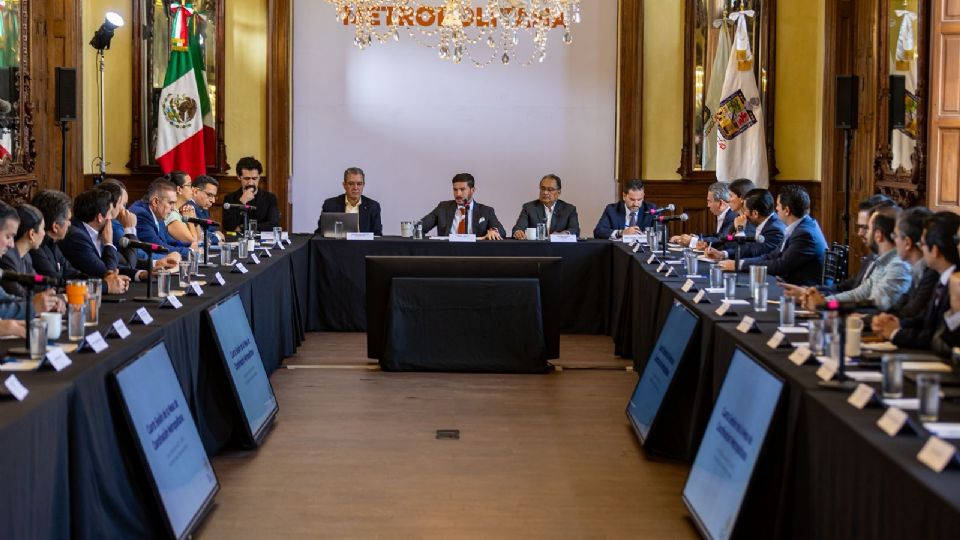 La Mesa de Coordinación Metropolitana en Nuevo León, encabezada por Andrés Mijes y Samuel García, avanza en la creación de una ley para fomentar la cooperación intermunicipal.