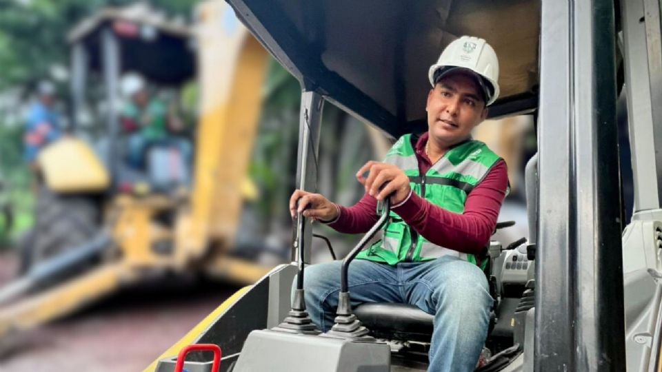 El transformador cayó al suelo y provocó un corto circuito que lanzó chispas y generó momentos de pánico entre vecinos y reporteros presentes.