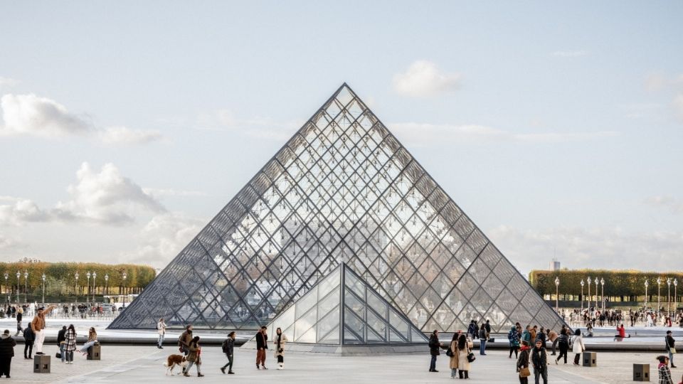 Usuarios de Reddit aseguran que el Museo Louvre se encuentra vacío tras robo