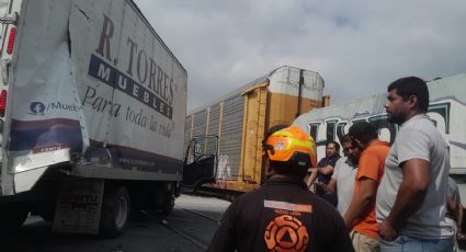 Tren impacta a camión en la zona industrial de Santa Catarina