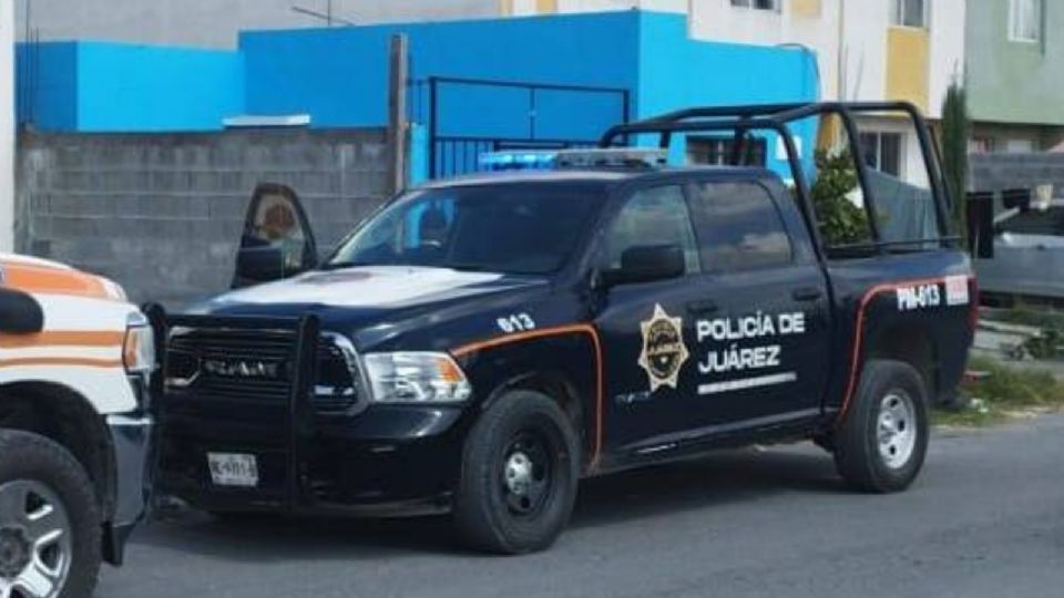 Policías de Juárez acordonaron la vivienda donde fue hallado sin vida Héctor Mercado de 43 años, en la colonia La Esperanza.