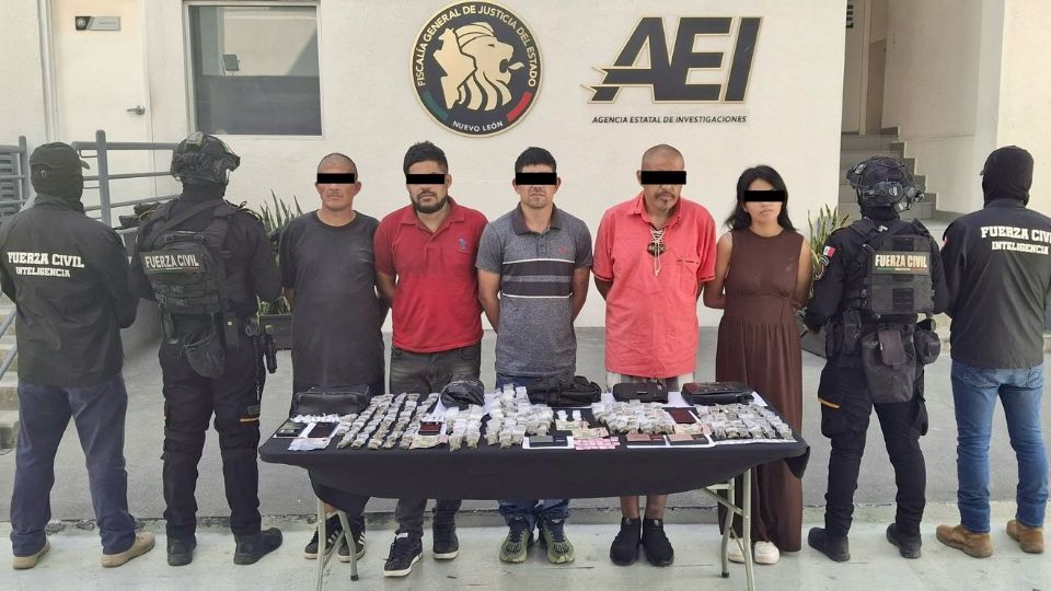 Fuerza Civil detuvo a cuatro hombres y una mujer durante un operativo en la colonia Valle de Infonavit; les aseguraron dosis de marihuana y cristal.