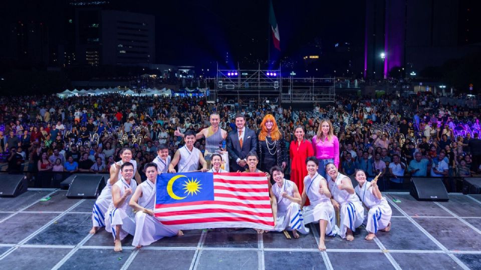 El gobernador Samuel García fue el encargado de inaugurar las actividades del Festival Internacional Santa Lucía.