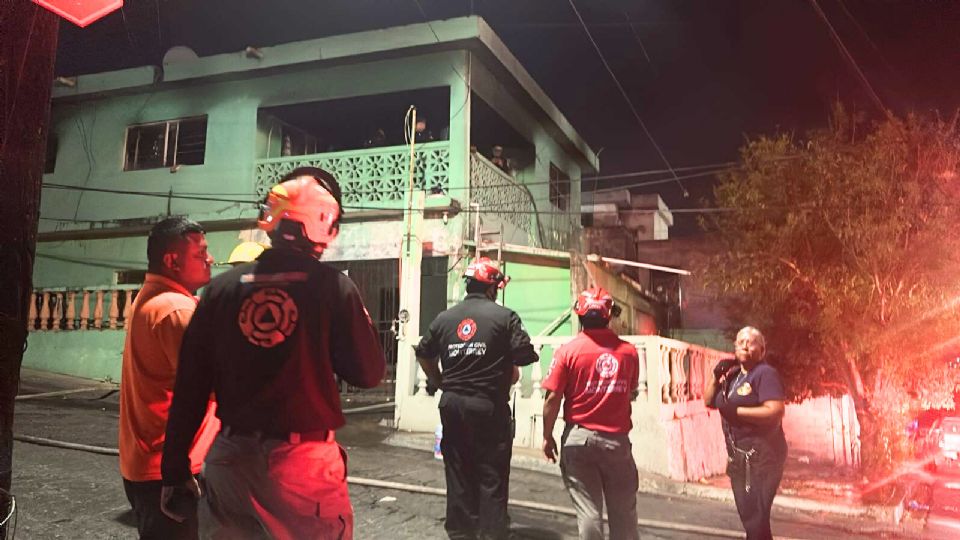 Bomberos y rescatistas trabajaron durante horas para sofocar el incendio en la Colonia Los Remates, donde dos niños de cuatro años perdieron la vida.