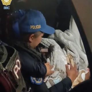 Oficiales de tránsito apoyan el traslado al hospital de una mujer en labor de parto