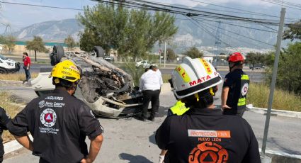 Volcadura de camioneta en la carretera a Saltillo deja dos lesionados en Santa Catarina