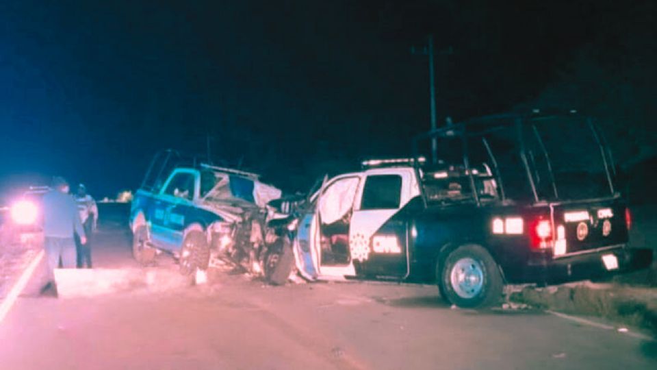 Choque frontal entre patrullas de Fuerza Civil y Seguridad Pública de Arramberi dejó ocho oficiales lesionados.