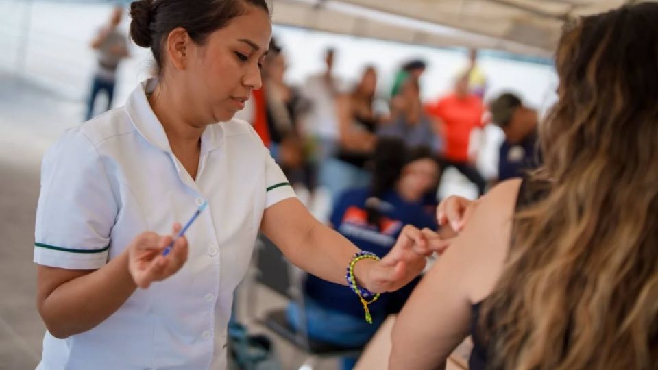 En Monterrey, las vacunas contra influenza, COVID-19 y neumococo se aplicarán gratis en la Arena Monterrey, módulos de salud y brigadas especiales este fin de semana.