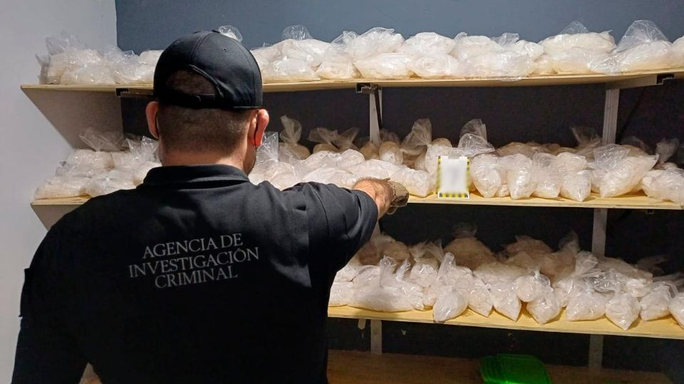 Personal de la Agencia de Investigación Criminal ubicaron un inmueble en la calle Laguna de los Hornos, en Culiacán, presuntamente utilizado para el almacenamiento de sustancias ilícitas.