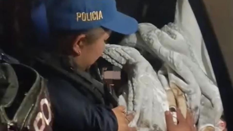 Policías de la SSC auxiliaron a una mujer embarazada que se encontraba en situación de parto en calles de la alcaldía Miguel Hidalgo.