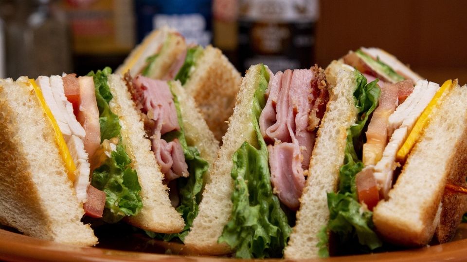 Este sándwich nació en el Club de Juegos de Saratoga Springs, en Nueva York, hacia 1894.