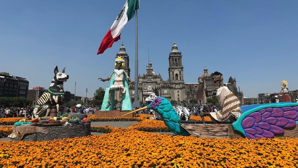 Inauguran en la CDMX la megaofrenda del Zócalo.