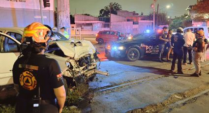 Conductor sufre convulsión y choca contra luminaria en la colonia Garza Nieto de Monterrey