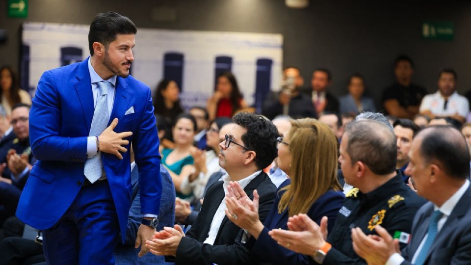 El gobernador Samuel García mantiene una aprobación del 80% en Nuevo León, destacando avances en inversión, empleo, seguridad y programas sociales.