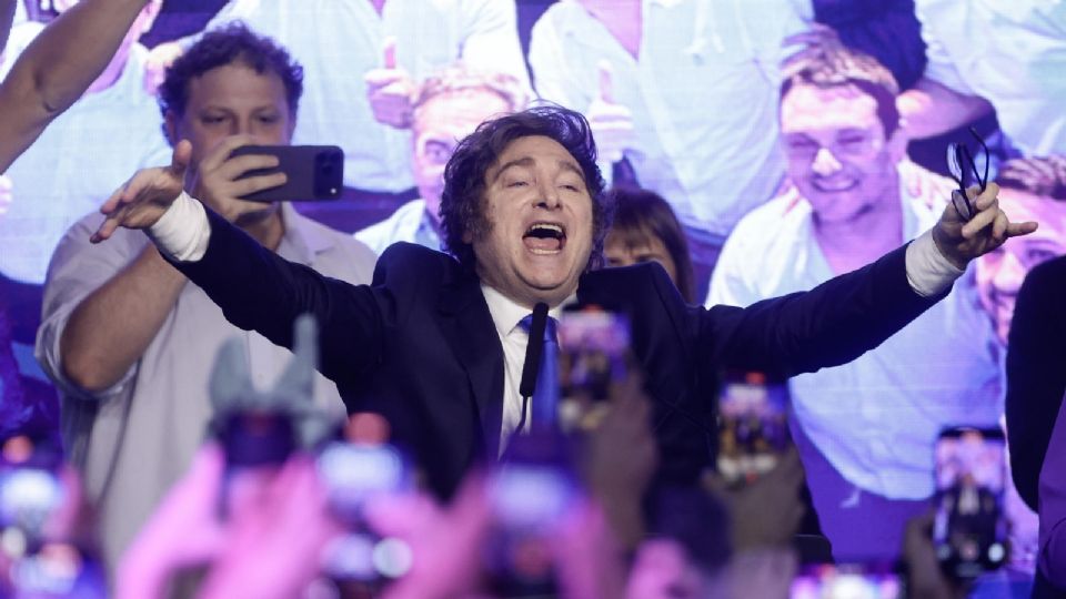 El presidente de Argentina, Javier Milei, habla tras conocer los resultados de las elecciones legislativas este domingo, en Buenos Aires (Argentina).