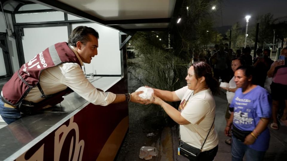 El alcalde Manuel Guerra Cavazos entregó tortillas gratuitas durante la inauguración de la “Tortillería Móvil de la Gente” en la colonia Paseo de las Minas.