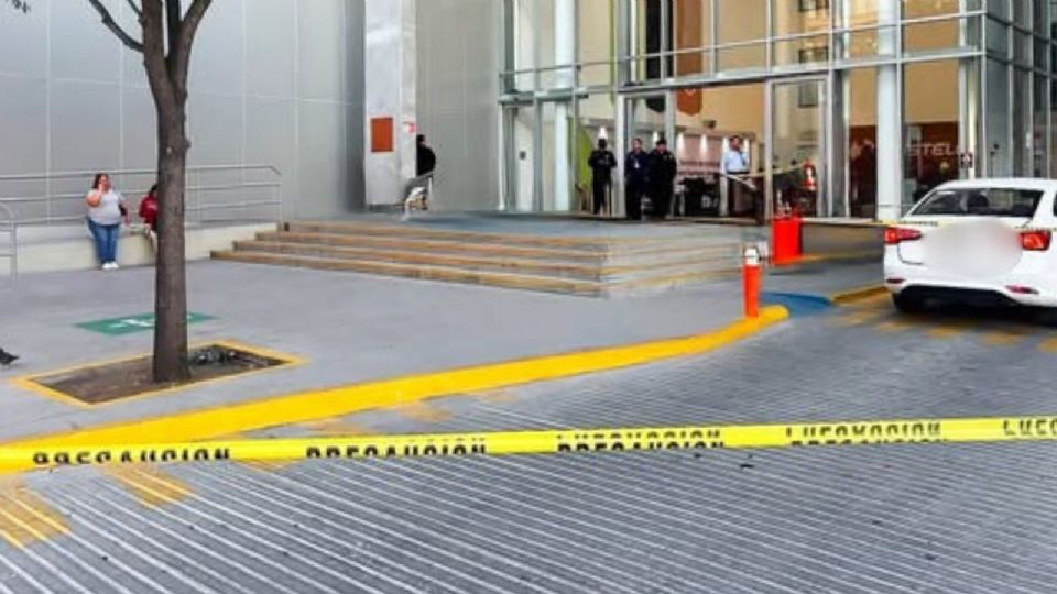Un elemento de Fuerza Civil fue trasladado de emergencia al hospital ISSSTELEON tras ser herido con arma blanca durante un asalto en Monterrey.