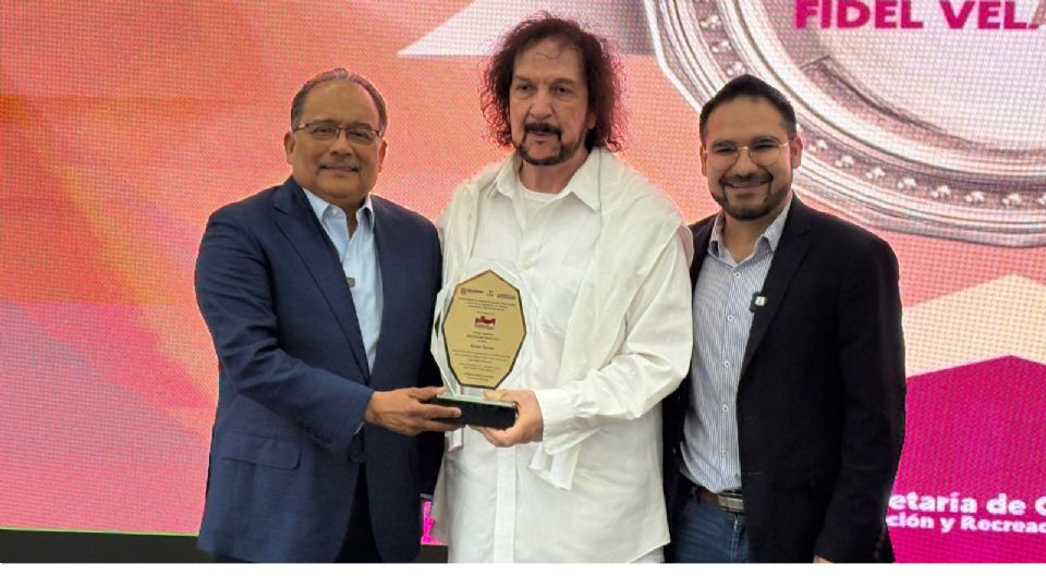 Reconoce Andrés Mijes a decanos del teatro en Nuevo León