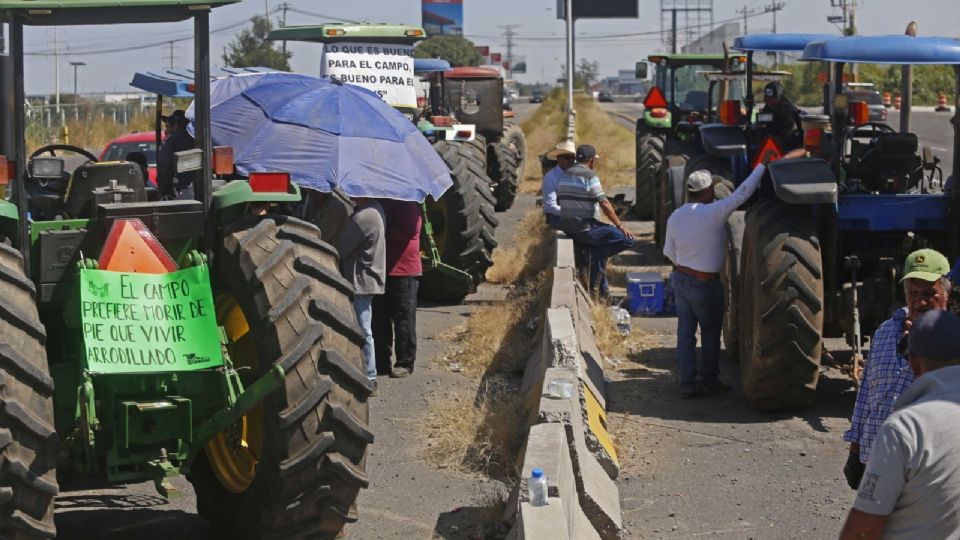 Productores de maíz mantienen los bloqueos en carreteras de varios estados.