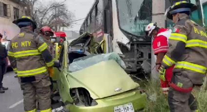 VIDEO | Muere mujer prensada tras choque entre camión urbano y auto en Monterrey