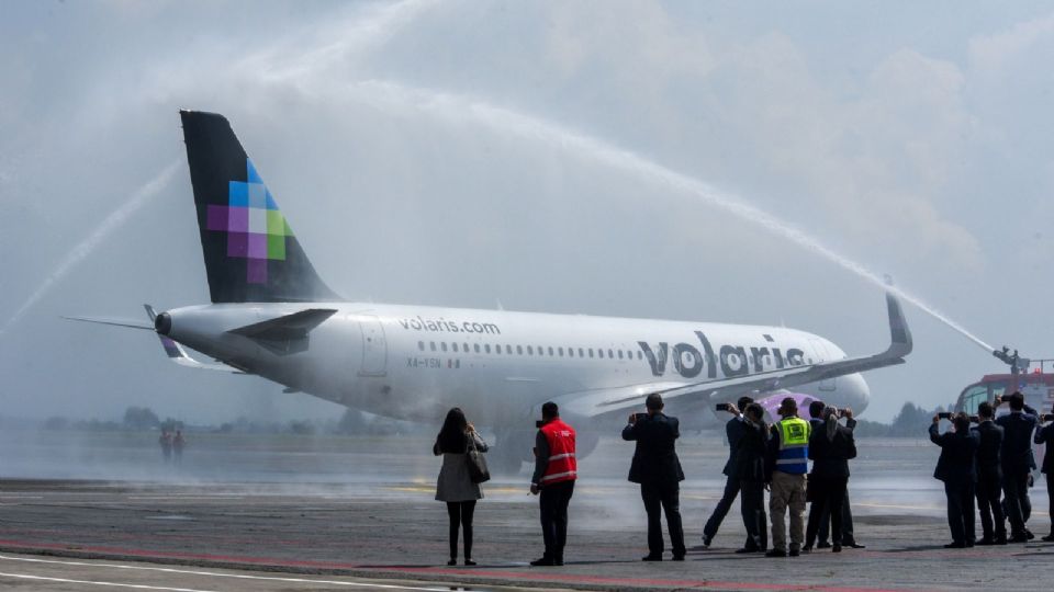 Avión de volaris en el Aeropuerto Internacional de Toluca (AIT).