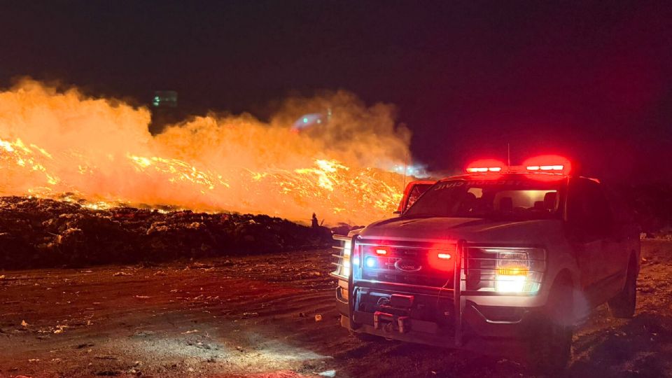 El incendio en el relleno sanitario SIMEPRODE, en Salinas Victoria, generó una densa columna de humo visible desde varios puntos del área metropolitana.